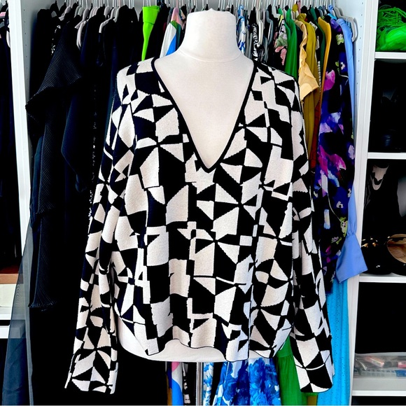 ELOQUII BLACK WHITE GRAPHIC V NECK LONG SLEEVE KNIT SWEATER - Picture 1 of 5